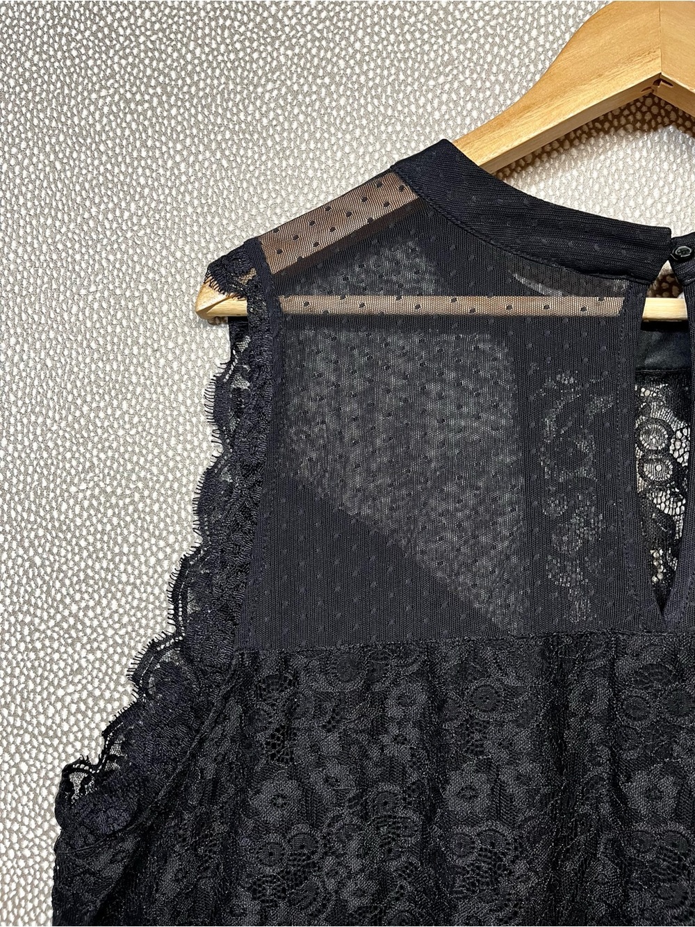 3 3X (22-24) Torrid Black Lace Sleeveless Sheer Yoke Blouse - Picture 5 of 8